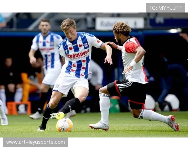 费耶诺德在与阿尔克马尔的比赛中3-2获胜，展现强劲实力。，费耶诺德首发