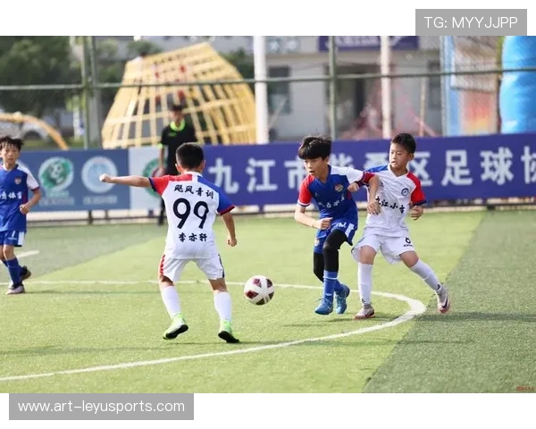 足球青训营与教育部门联合推动校园足球课程落地，足球青训班